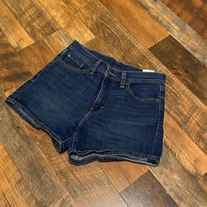 Levi’s “mom” jeans style shorts